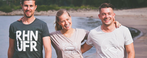 Drei Freunde mit T-Shirt am Rheinufer