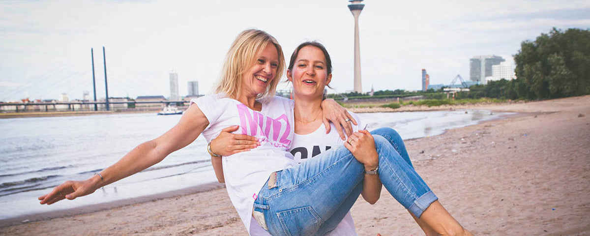 Zwei Frauen am Paradiesstrand in Düsseldorf